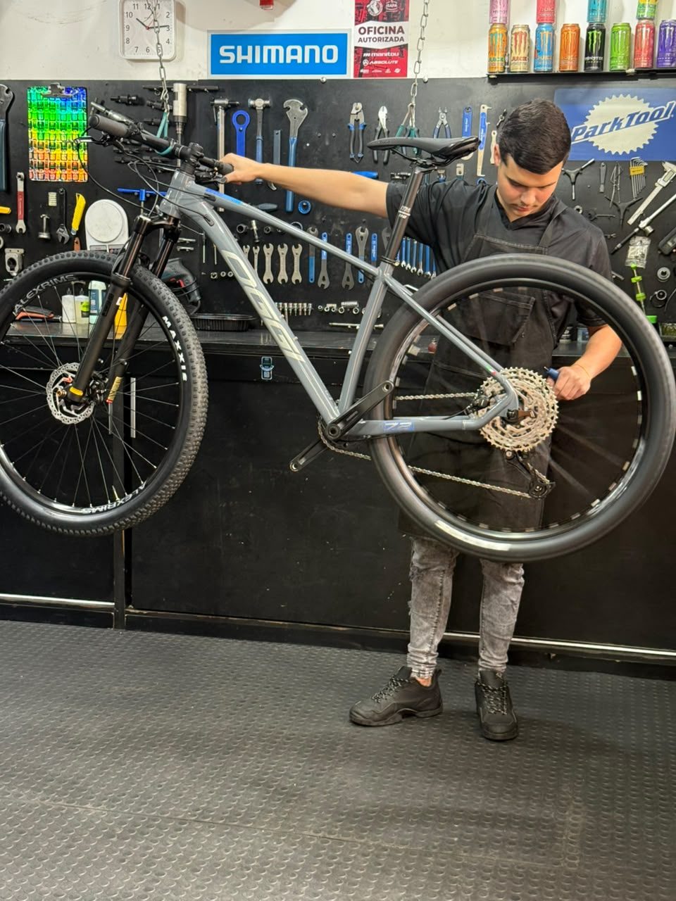 Mecânico fazendo manutenção na bicicleta